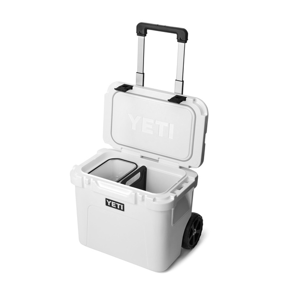 Roadie 32 Wheeled Ice Box With Telescopic Handle - White - 30 Litre